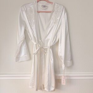 Linea Donatella Bridal  Bachelorette Ivory Satin Robe Lace Shoulder Appliqué S/M